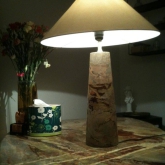 bureau et lampe en granit